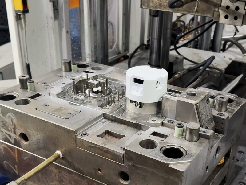 6. 型開きと部品の取り出し