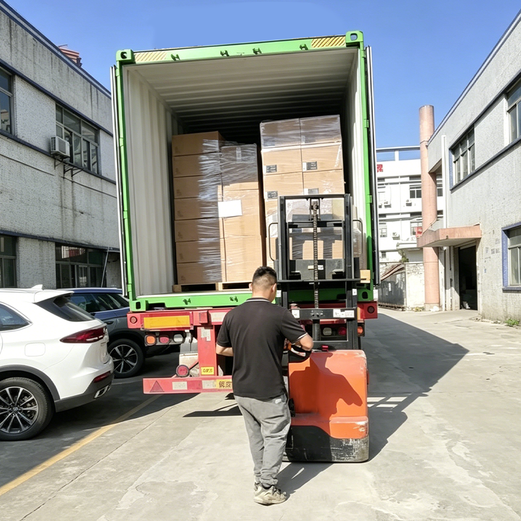 自動車射出成形品の梱包および出荷 