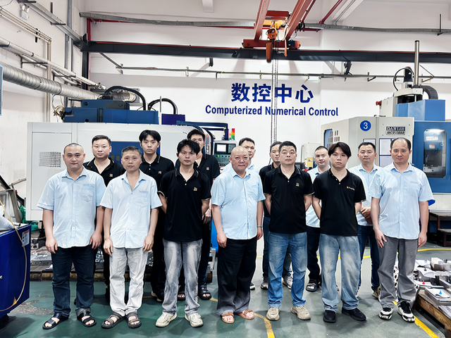 Equipe de usinagem CNC